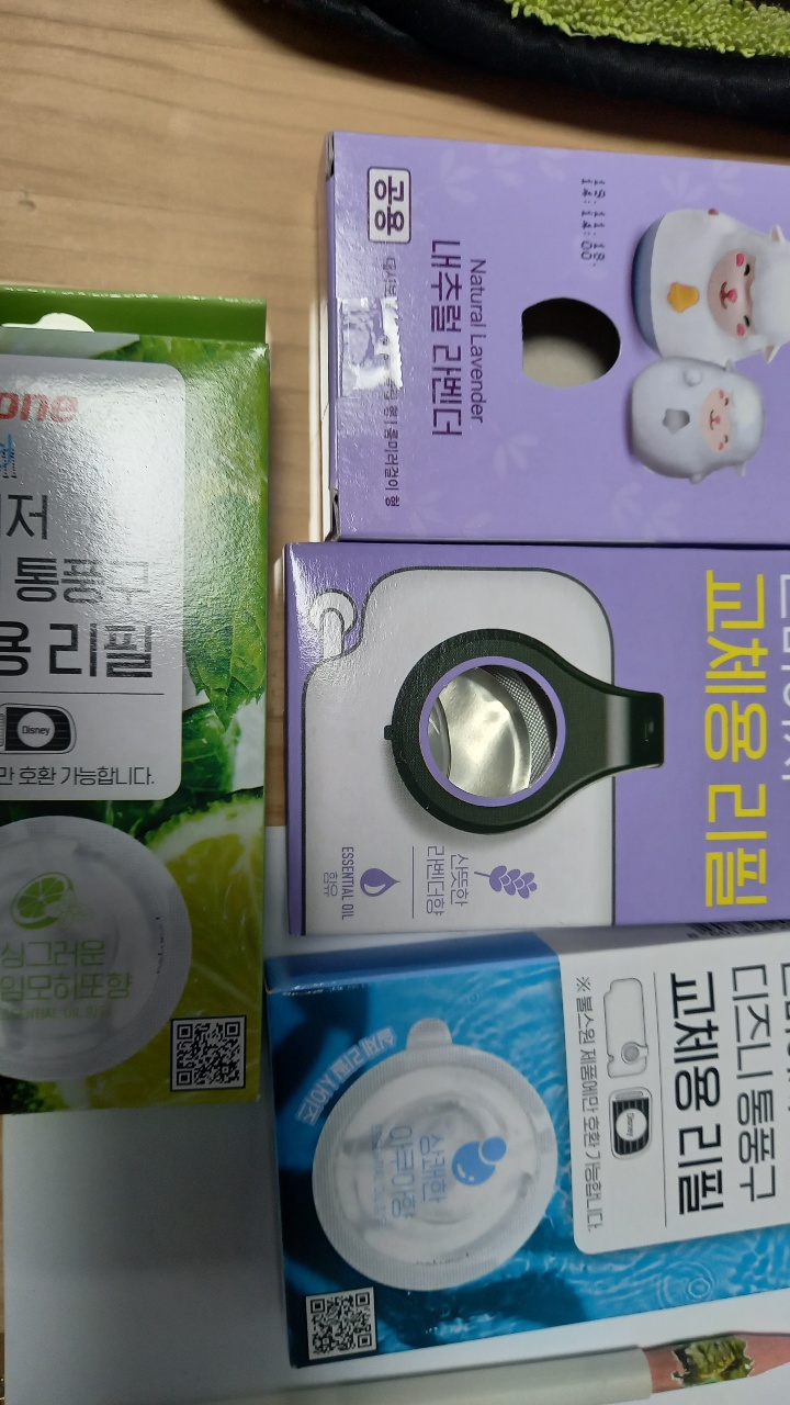 담배를 피우지는 않지만 차량 실내에 습기가 차거나 해서 퀴퀴한 냄새가 날 때가 있네요. 아이들 때문에 음료나 과자부스러기가 쏟아져서 냄새가 나기도 하고요. 그래서 항상 선바이저/통풍구용 방향제는 필수더라고요. 저렴해서 몇 개 이번에 구매했습니다.